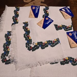 Vintage Festive Holiday Napkins with Garland Design